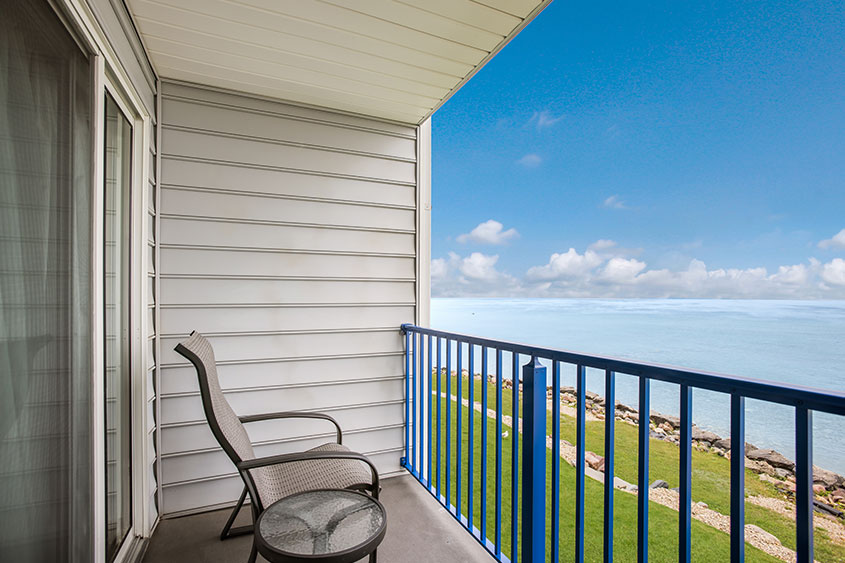 Lake Side Balcony | 1 King Bed 